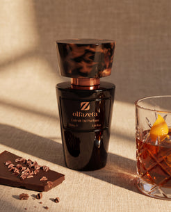 Flacon noir Olfazeta by Chogan Millésime N°30 sur lin, chocolat noir et verre de whisky au zeste d'orange