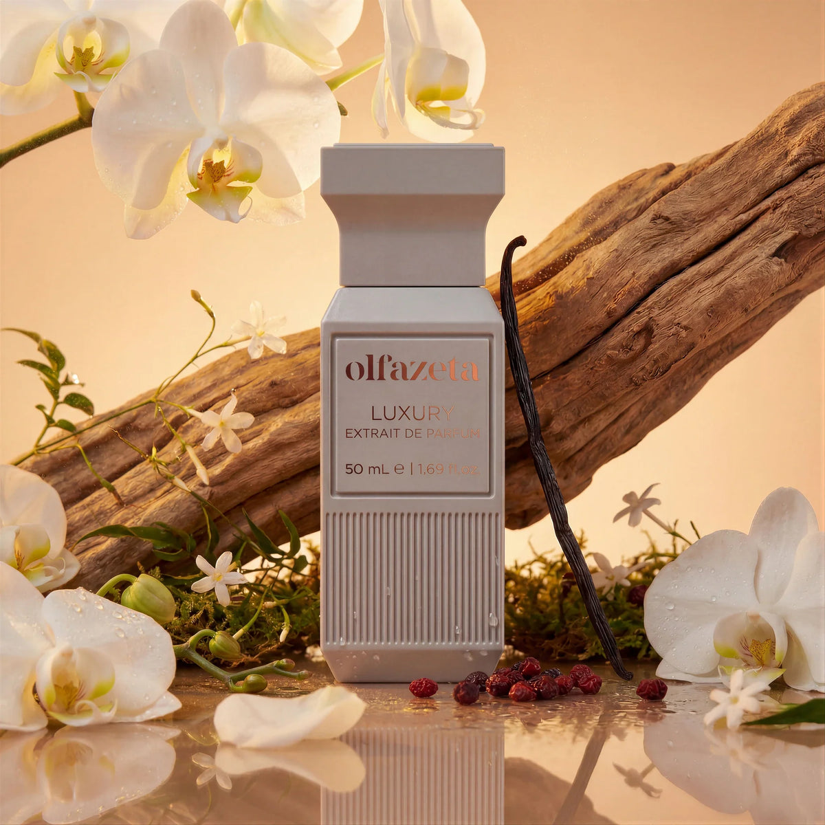 Flacon gris clair Olfazeta by Chogan Luxury N°101 parmi orchidées blanches, bois flotté et gousse de vanille