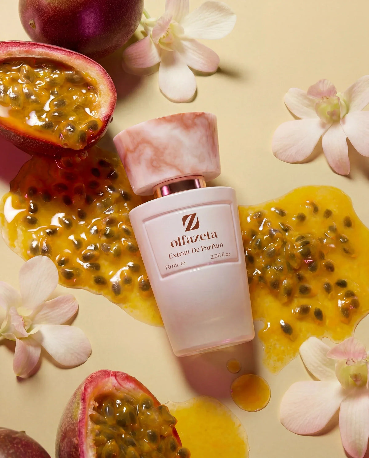 Flacon rosé Olfazeta by Chogan Millésime N°71 entouré de fruits de la passion coupés et d'orchidées