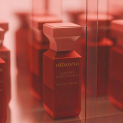 Flacon rouge Olfazeta by Chogan Luxury N°146, Extrait de Parfum 50 ml en gros plan dans une ambiance rouge feutrée